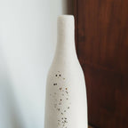 Vase en céramique blanc, panse avec motif de points brun-noir et doré.