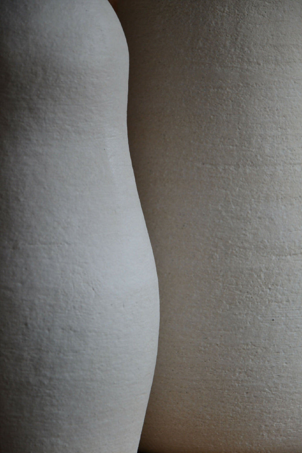 Vase en céramique blanc cassé, gros plan sur la panse arrondie