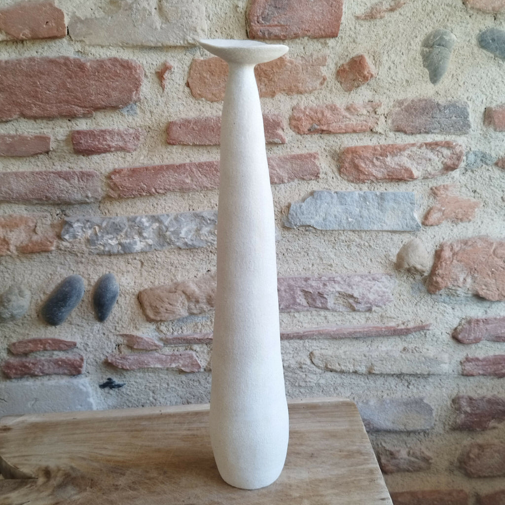 Vase en céramique Élan blanc, vue de trois-quarts, forme allongée.