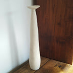Vase en céramique Élan beige clair, haut évasé et base fine.