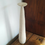 Vase en céramique Élan beige clair, profil élancé et col large.