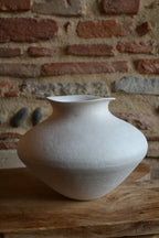 Vase en céramique blanc cassé, forme organique arrondie, col évasé