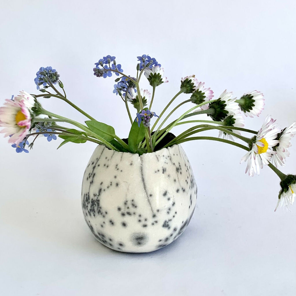 Vase boule en raku blanc à éclats noirs, bord évasé pour bouquets