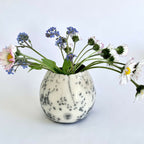 Vase boule en raku blanc à éclats noirs, bord évasé pour bouquets