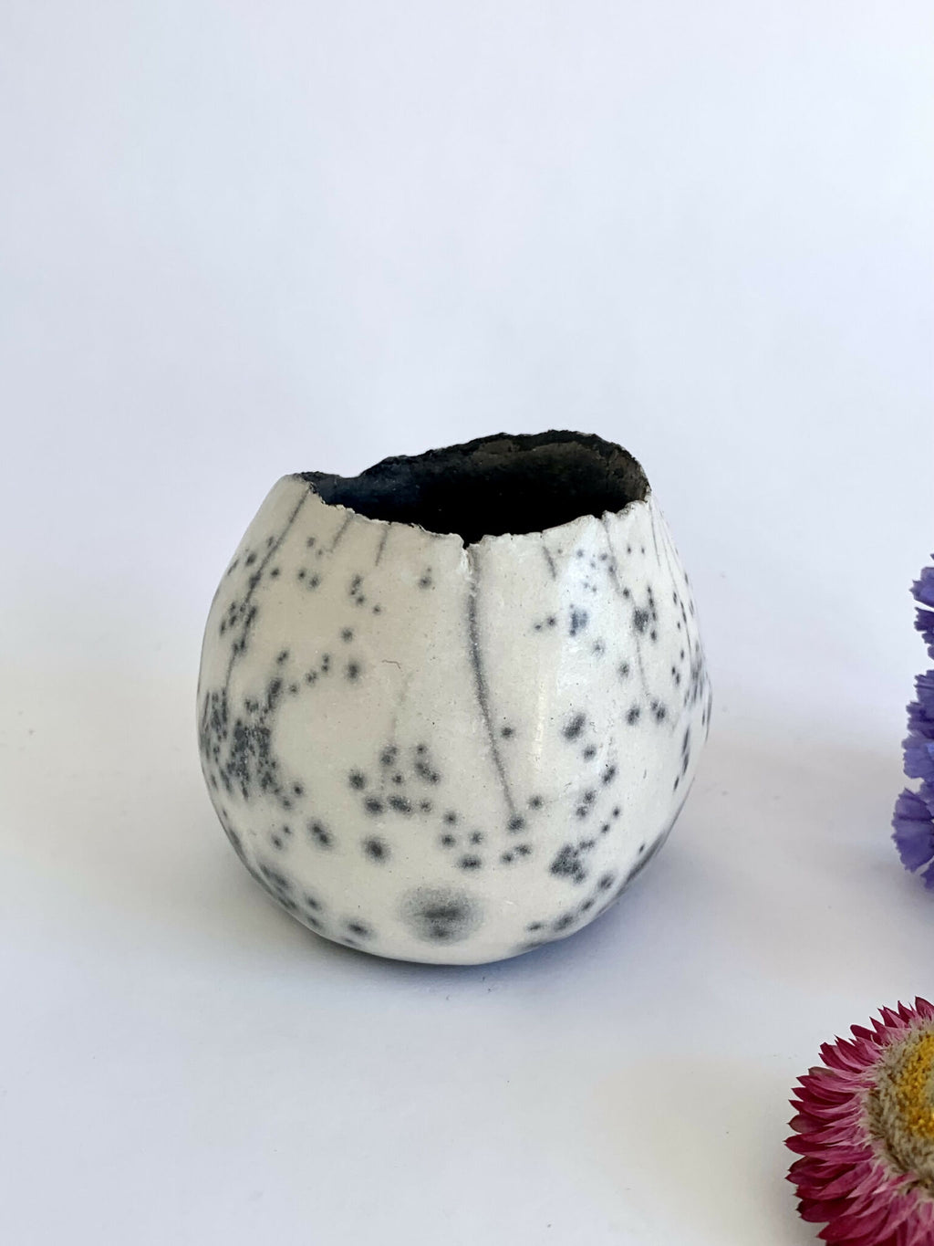 Vase boule en raku blanc à motifs noirs, ouverture sombre
