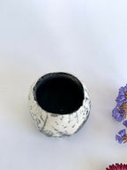 Vase boule en raku blanc à points noirs, vue de l’ouverture
