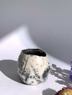 Vase boule en raku blanc tacheté noir, forme arrondie