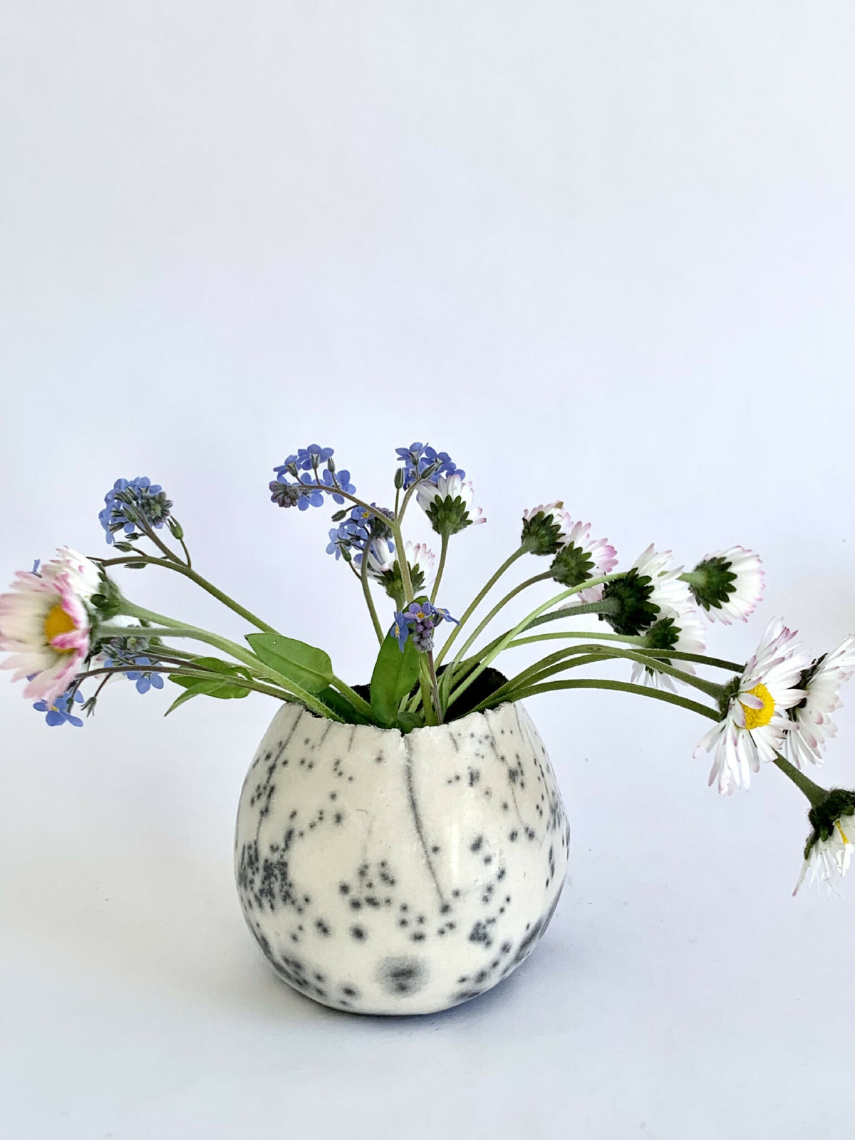 Vase boule en céramique raku blanc à éclats noirs, forme ronde, ouvert