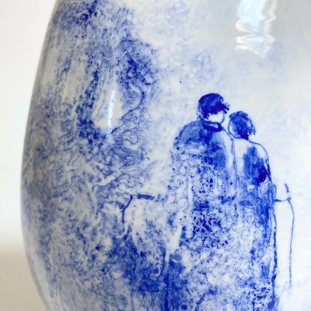 Vase goutte en céramique, détail décor couple peint en bleu.