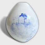 Vase en forme de goutte, décor couple en bleu sur fond blanc