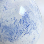 Vase blanc avec traces bleues artistiques sur la surface