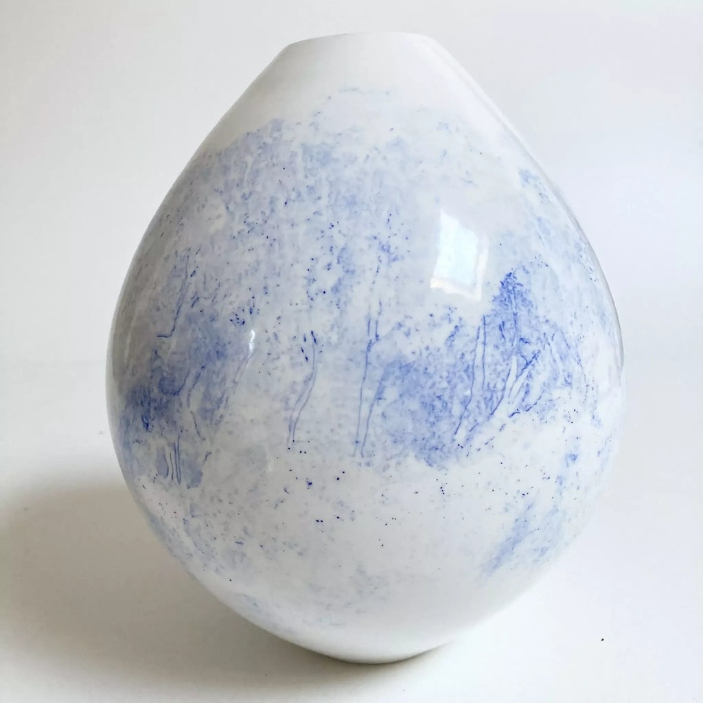 Vase blanc en forme de goutte, décor bleu du couple
