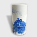 Vase en céramique blanc avec illustration bleue d’un couple méditant, motif au bas.