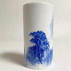 Vase cylindrique blanc avec aplats bleus et scène du couple méditant au bas.