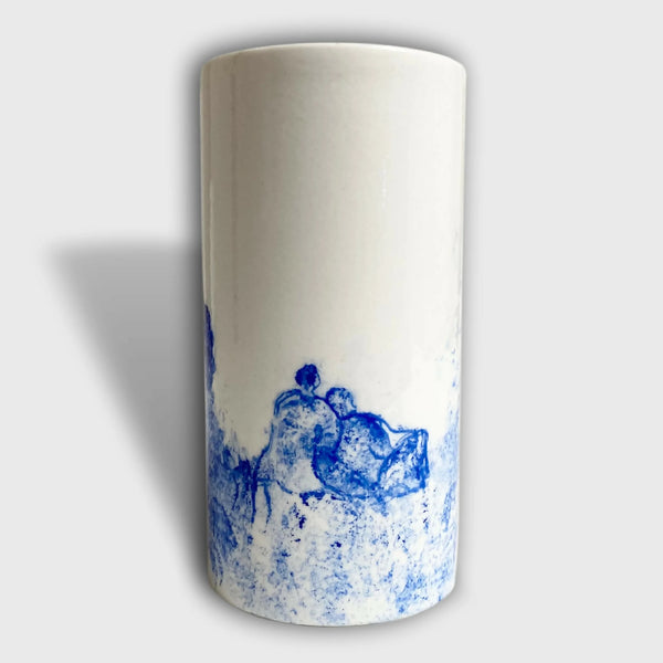 Vase cylindre blanc avec illustration bleue de couple méditant