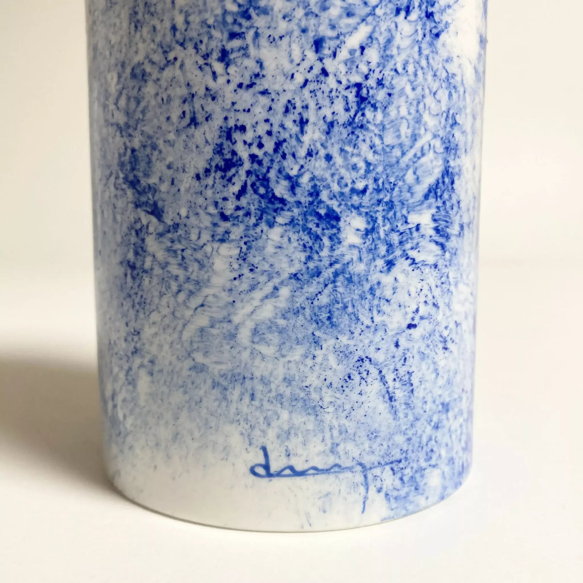 Vase cylindre blanc à dégradé bleu, inscription bleue en bas