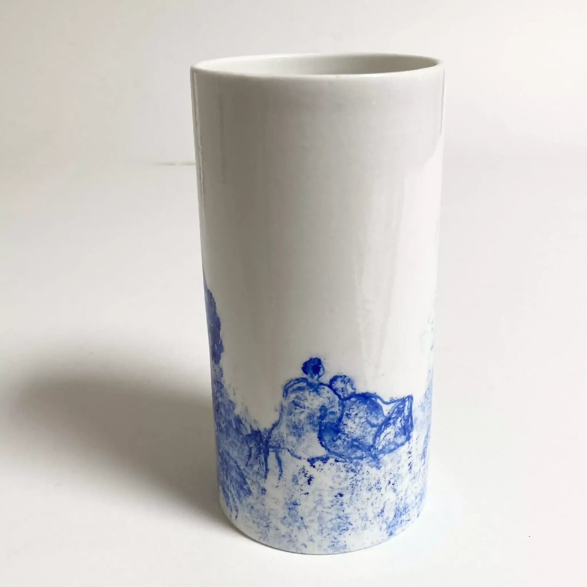 Vase cylindre blanc avec motif bleu du couple méditant, éclaboussures décoratives