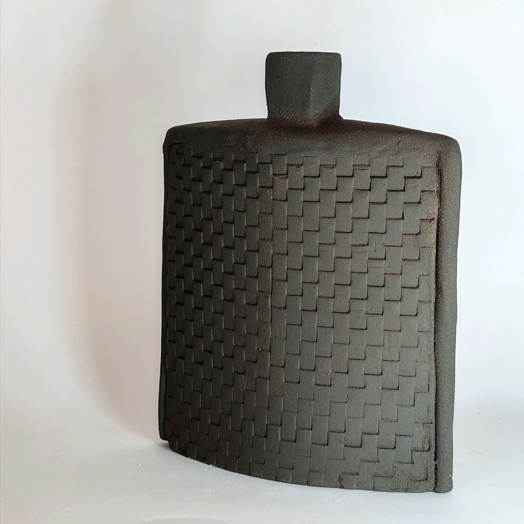 Vase céramique foncé motif damier tressé, vue trois-quarts avec col cylindrique