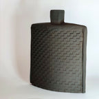 Vase céramique foncé motif damier tressé, vue trois-quarts avec col cylindrique