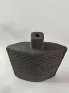 Vase céramique foncé motif damier tressé, grande base arrondie et ouverture