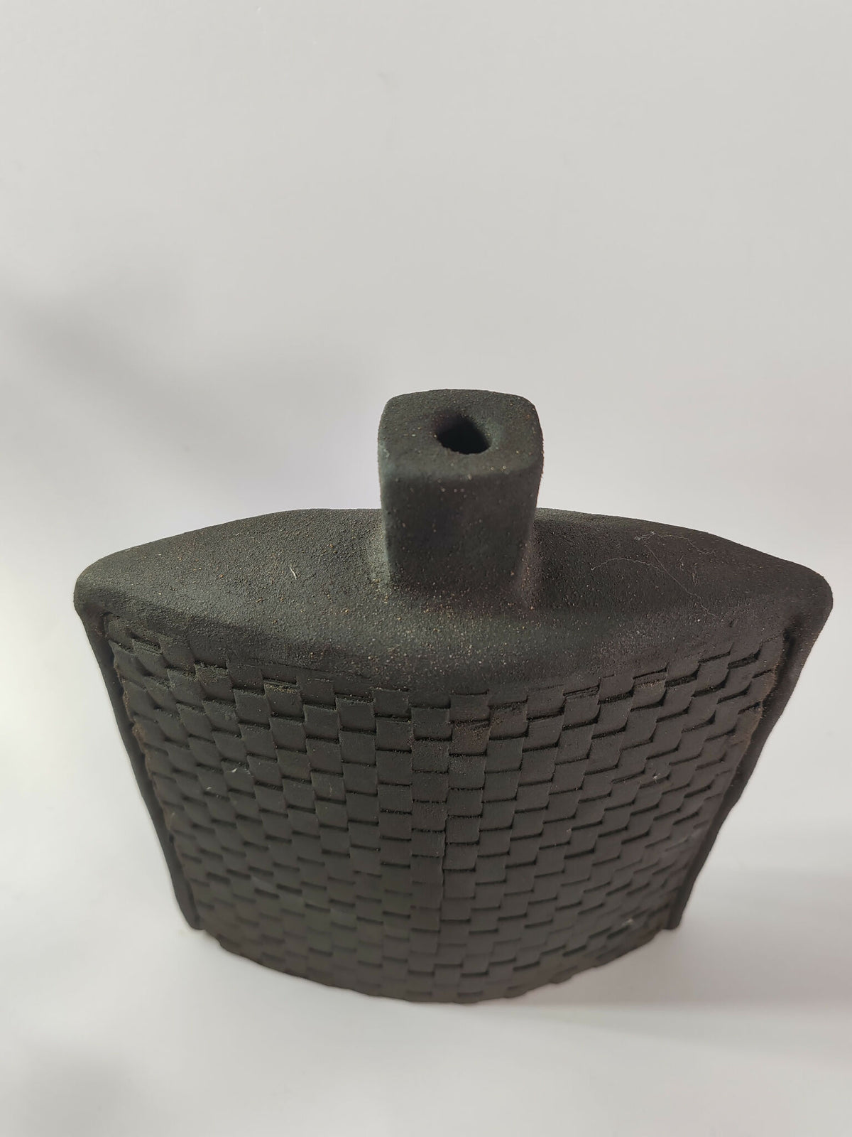 Vase céramique foncé motif damier tressé, grande base arrondie et ouverture