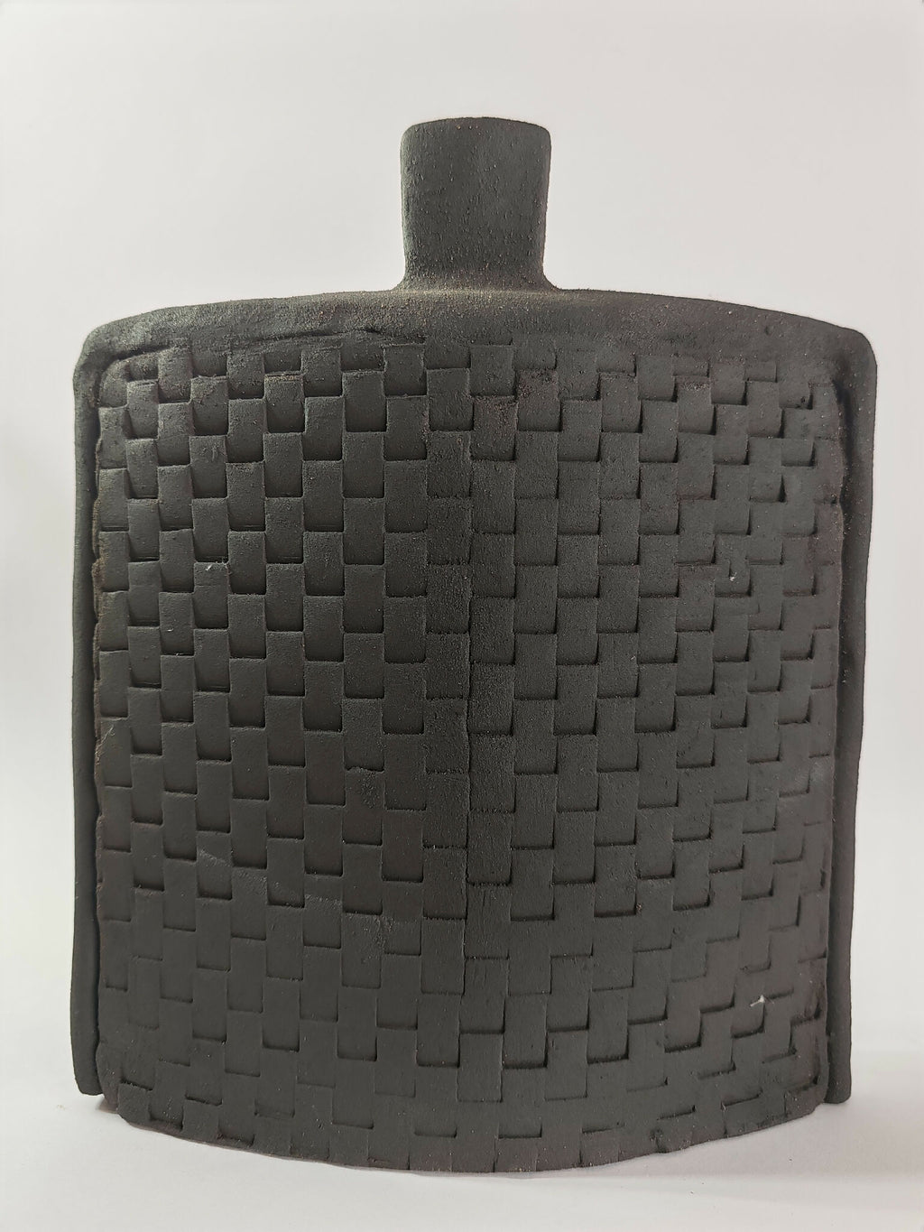 Vase céramique foncé motif damier tressé, col cylindrique droit, forme arrondie