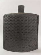 Vase céramique foncé motif damier tressé, col cylindrique droit, forme arrondie