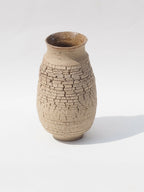 Vase beige texturé, motif en relief type écorce, base étroite et col évasé