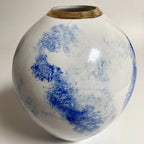 Vase en céramique blanc aux aplats bleus, col doré