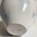Base de vase en céramique blanche avec inscription Porcelaine et traces bleues