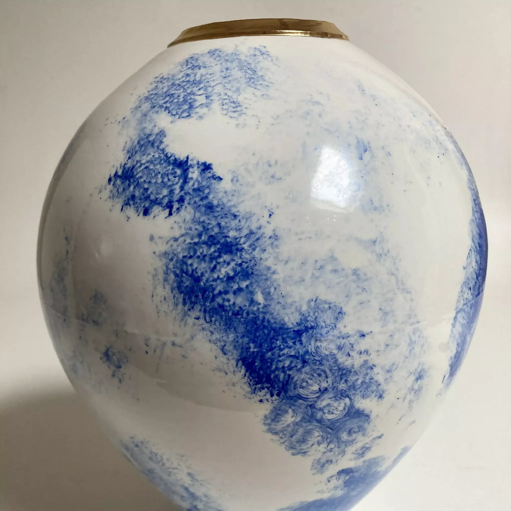 Vase en céramique blanc avec grands nuages bleus, col doré