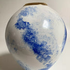 Vase en céramique blanc avec grands nuages bleus, col doré