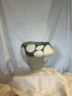 Grand vase en grès beige à col noir et motifs galets blancs
