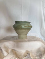 Vase en grès émaillé vert, ouverture évasée et bords ondulés
