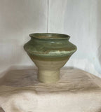 Vase en grès émaillé vert, forme trapue et bord supérieur ondulé