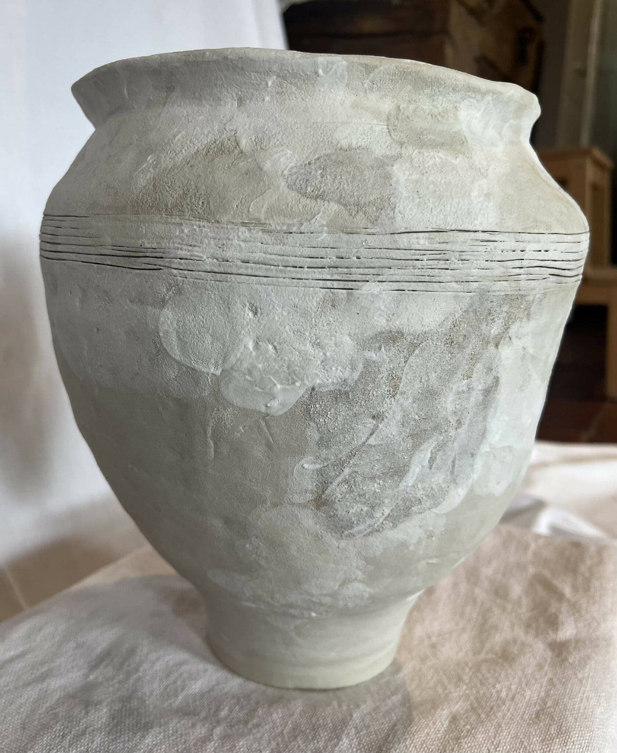 Grand vase Cyclades blanc cassé, surface texturée et lignes horizontales sur la panse
