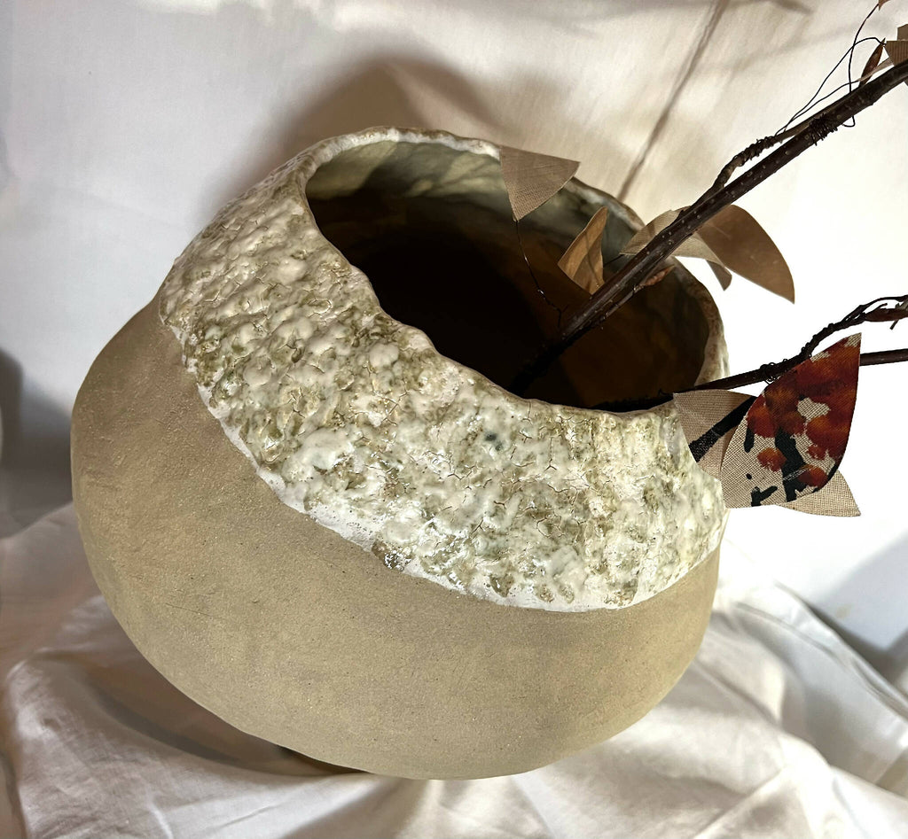 Vase en grès émaillé beige, coupe irrégulière et intérieur brun
