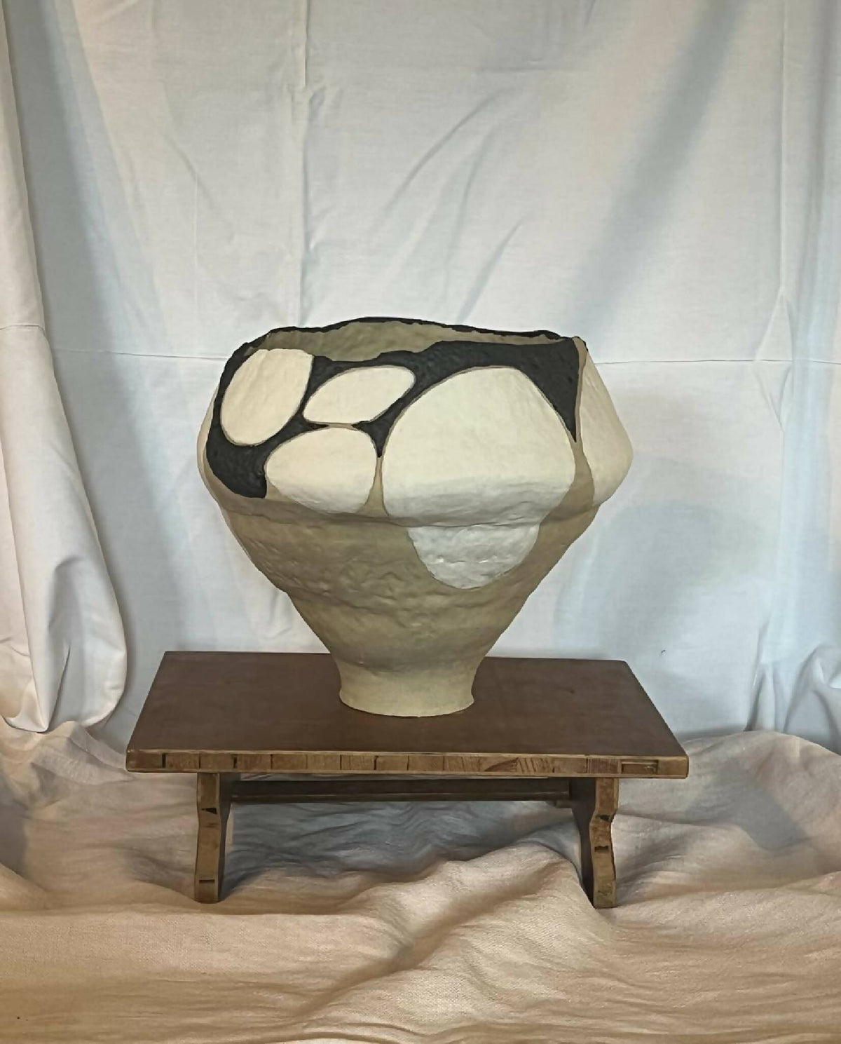 Grand vase en grès beige, bord noir contrasté et motifs galets blancs