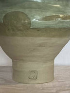 Vase en grès émaillé vert, décor en relief et petit écusson au centre