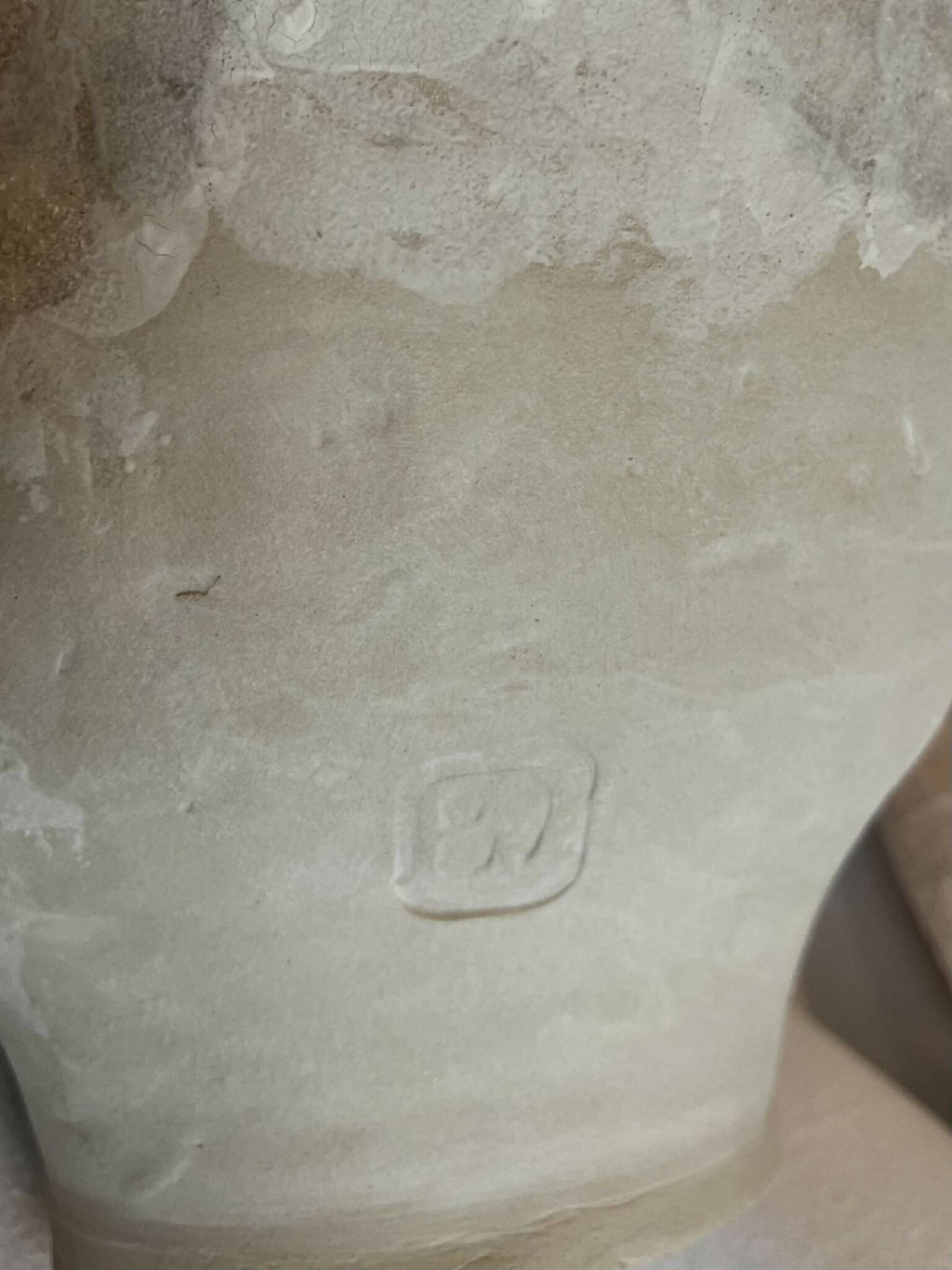Grand vase Cyclades blanc cassé, détail de motif en relief sur la panse