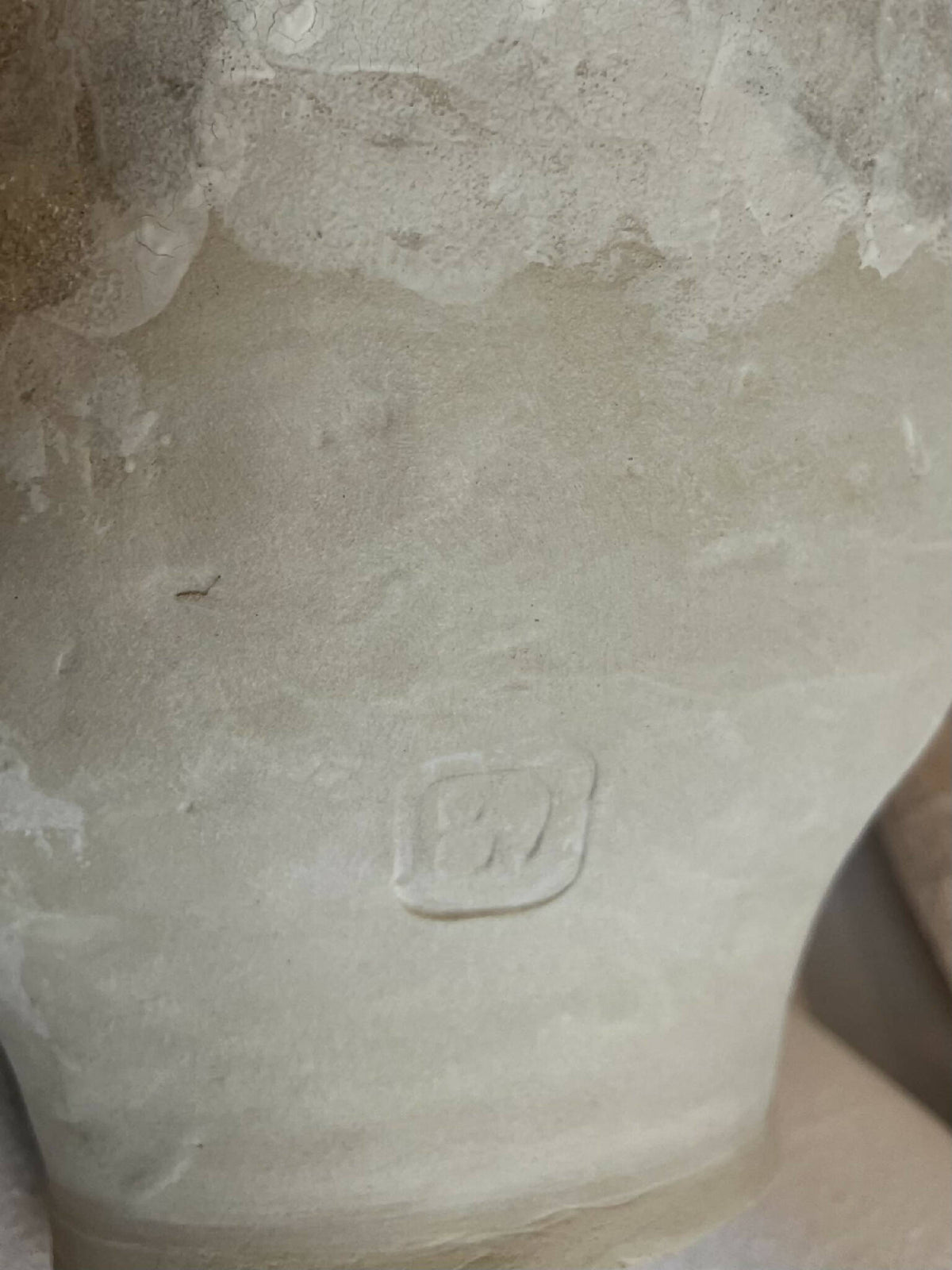 Grand vase Cyclades blanc cassé, détail de motif en relief sur la panse