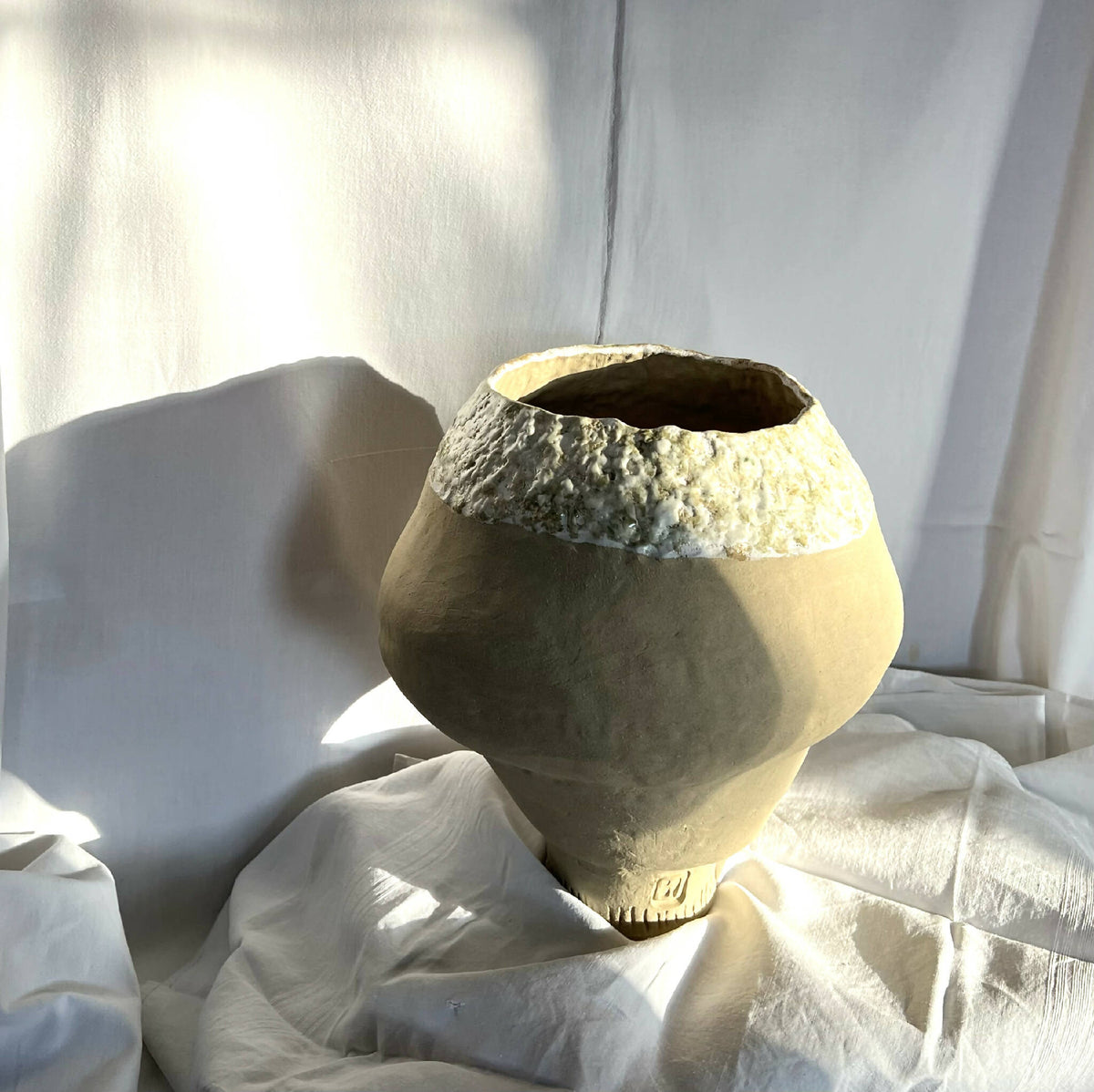 Vase en grès émaillé beige, vue de face sur la grande ouverture