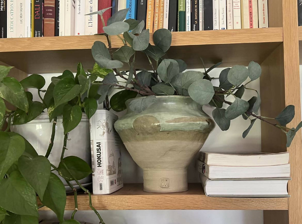 Vase en grès émaillé vert avec tiges de feuilles et base étroite