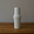 Vase en céramique clair, forme cylindrique avec reliefs horizontaux texturés