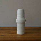 Vase en céramique clair, forme cylindrique avec reliefs horizontaux texturés