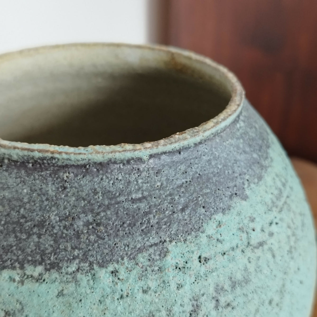 Vase en céramique bleu-vert, col évasé et rebord en poterie