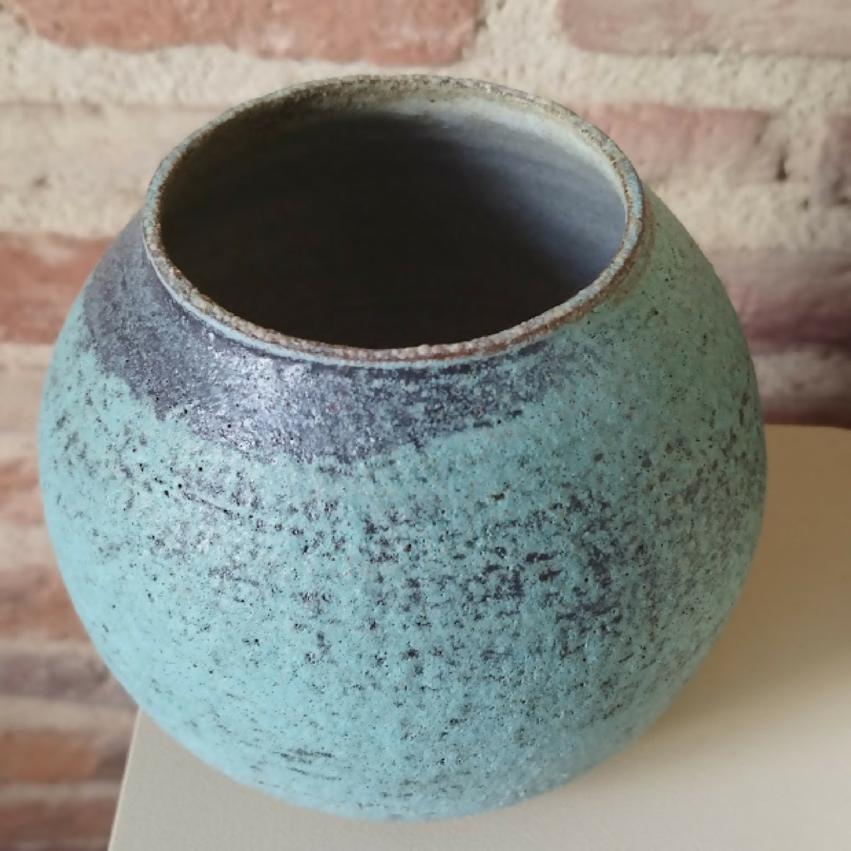 Vase en céramique bleu-vert, ouverture large et intérieur sombre