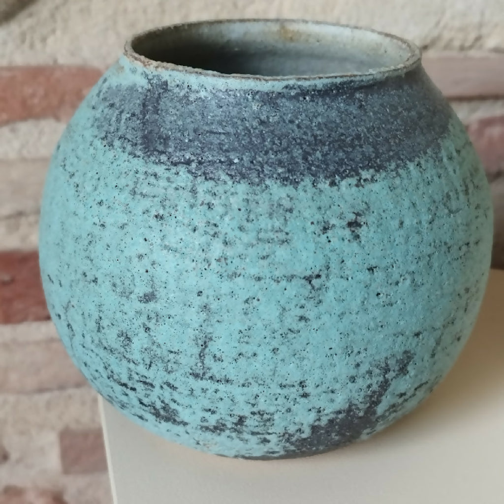 Vase en céramique bleu-vert texturé, vue rapprochée de la base
