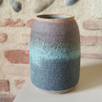 Vase en céramique RIVAGE bleu-vert moucheté, ouverture évasée, aspect granuleux