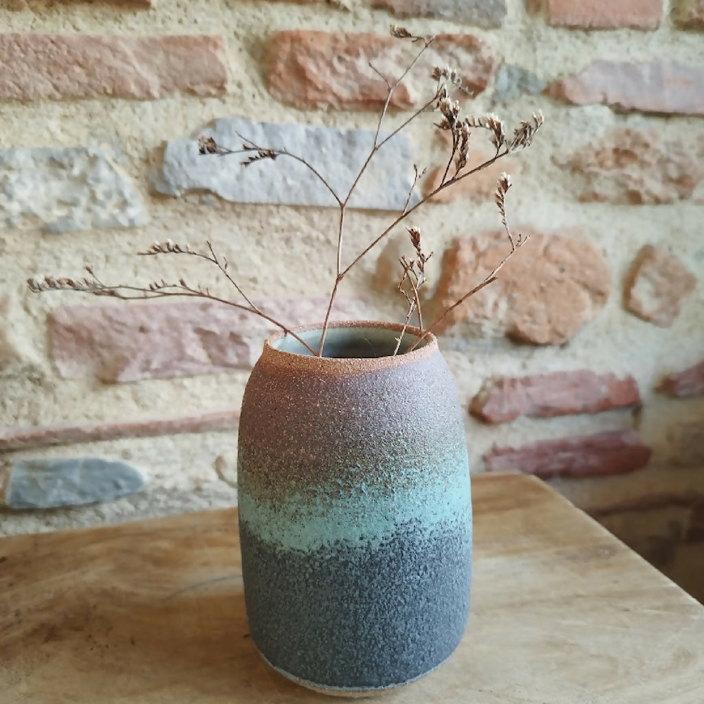 Vase en céramique RIVAGE bleu-vert dégradé, silhouette cylindrique, bord brun
